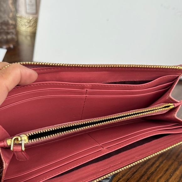 Miu Miu Coral Croc-Embossed Wallet - Picture 3 of 7